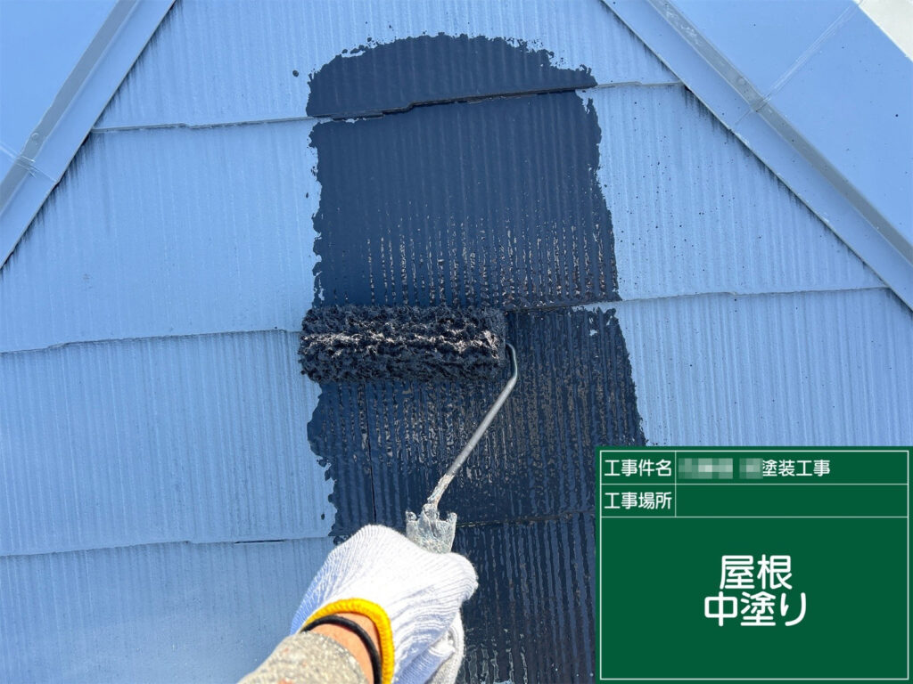 膜厚（塗膜の厚み）を確保する工程。色ムラを整えながら、耐久性を高めます。