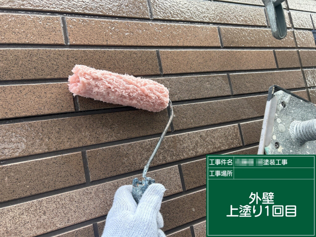 仕上げ塗装の1回目。塗膜のベースを作り、色ムラを抑えながら均一に塗り込みます。