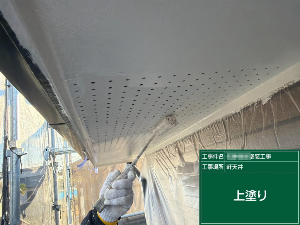 仕上げの最終工程です。色ムラ・透けを消し、見た目（白さ）と耐久性（防カビ・防汚性）を安定させます。