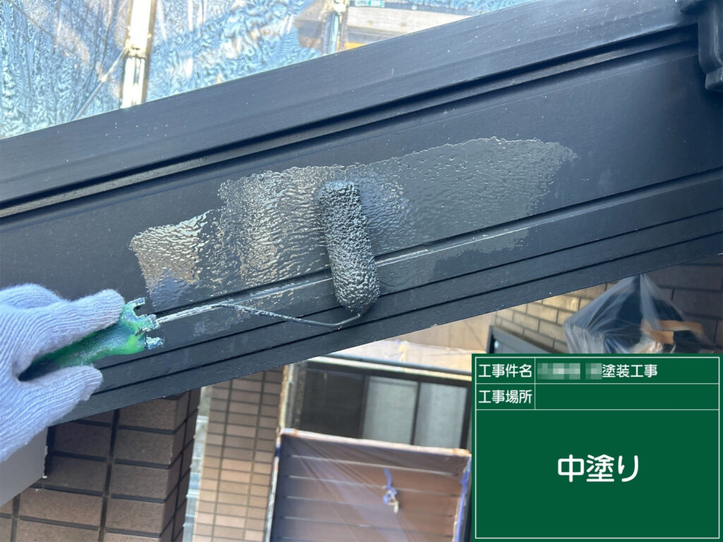 塗膜の厚みを確保する工程。色ムラを抑えながら、仕上げ（上塗り）の土台を作ります。写真でもツヤが乗ってきているのが分かります。