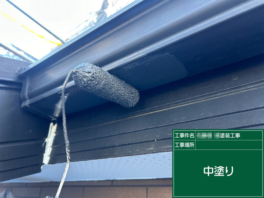 仕上げ塗装の1回目（中塗り）を行い、塗膜の厚みを確保しながらムラなく均一に塗布します。