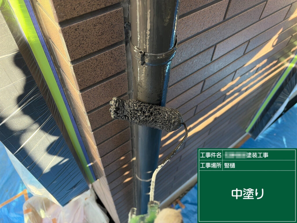 仕上げ材の1回目（中塗り）を施工し、塗膜を均一に形成します。