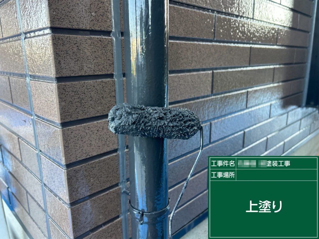 仕上げ材の2回目（上塗り）で最終仕上げを行い、耐久性・美観を向上させます。