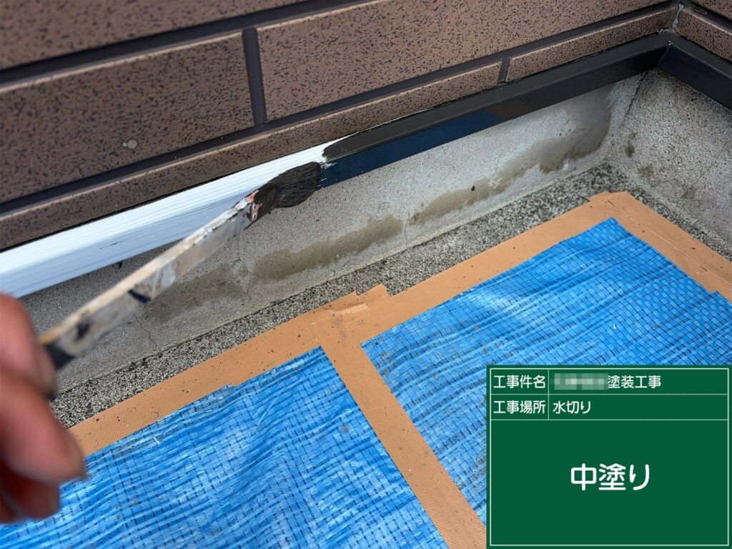 膜厚を確保して色を整える工程。細いライン部材なので、塗りムラ・透けが出ないように均一に入れていきます。