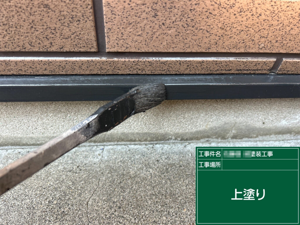 最終仕上げ。ツヤ・均一感・耐候性を完成させます。写真でもエッジのラインが締まって見えるのが良い状態です。