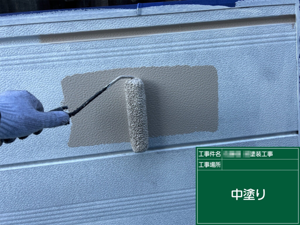 仕上げ1回目（中塗り）を行い、均一な塗膜を形成しました。