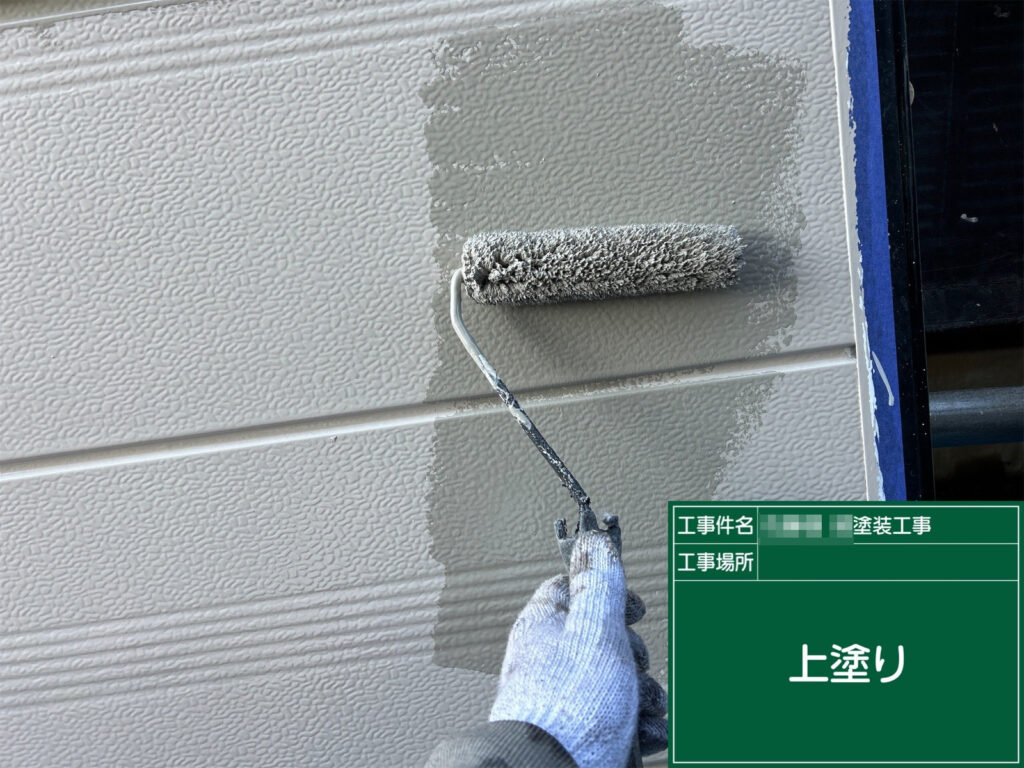 仕上げ2回目（上塗り）を行い、艶・耐候性を整えて仕上げました。