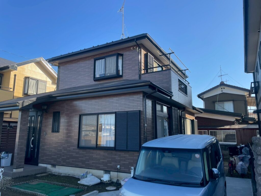 外壁はクリヤー塗装で既存の外観イメージを維持しつつ、塗膜で保護性を向上。屋根・付帯部の艶が揃い、全体が端正でまとまりのある仕上がりになりました。