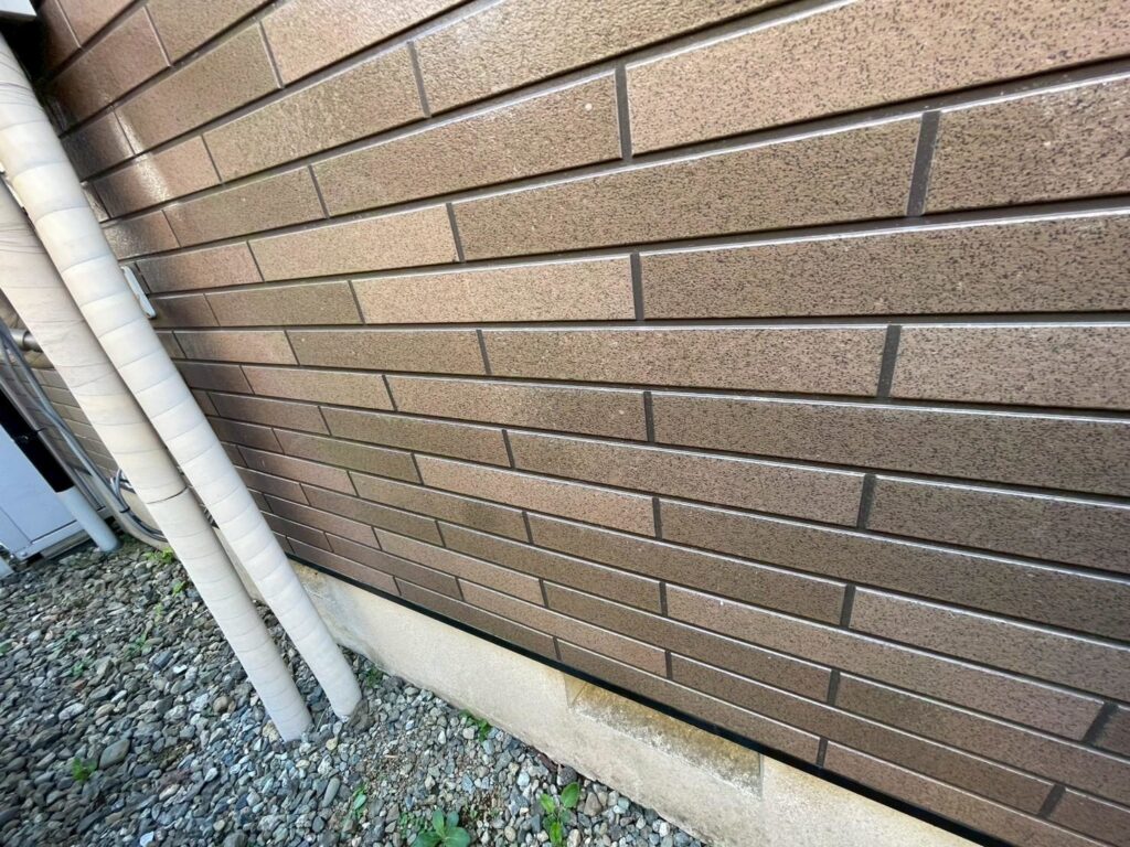 北面は日陰になりやすく、コケ汚れが確認できました。高圧洗浄で除去しますが、油分や染み込んだカビは残る場合もあるため状態を見極めます。