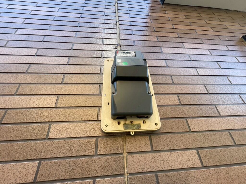 シーリング周りに配線が絡んでいる箇所がありました。一度取り外して裏側までシーリング処理を行い、復旧時は配線も塗装してきれいに戻します。