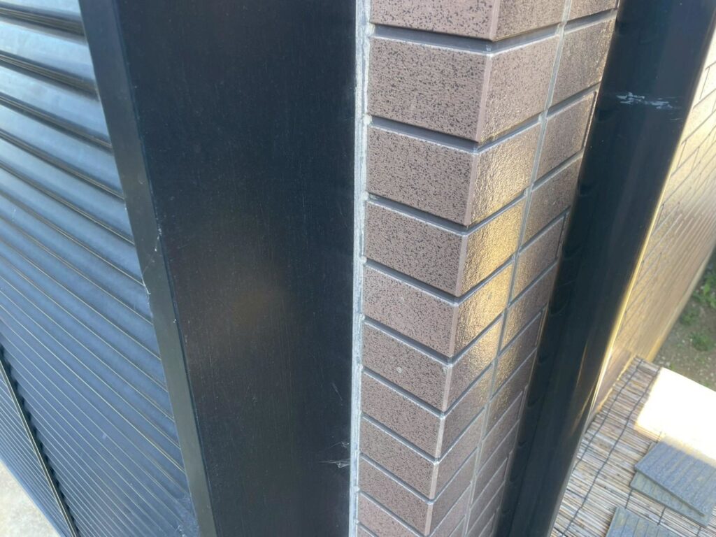 サッシ廻りは雨仕舞い上重要な取り合い部です。既存の上から増し打ちを行い、厚みを確保して隙間や水の侵入リスクを抑えていきます。