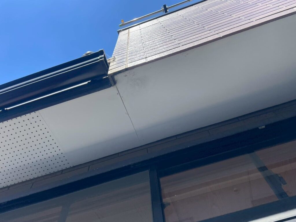 外壁まわりの各取り合い部も既存打設の上から増し打ち予定です。細部まで連続して充填することで、防水性の底上げにつながります。