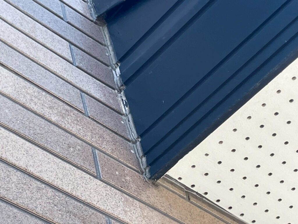 入隅（壁の角）は動きが出やすく、ひび割れの起点になりやすい箇所です。増し打ちでしっかり厚みを持たせ、割れや隙間の発生を抑えます。