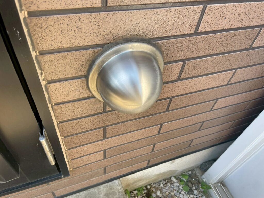 クリヤー仕上げでは、クリヤー用シーリングだと塗膜が密着せず剥がれる場合があります。同等品を用いて増し打ちし、密着性と仕上がりを両立させます。