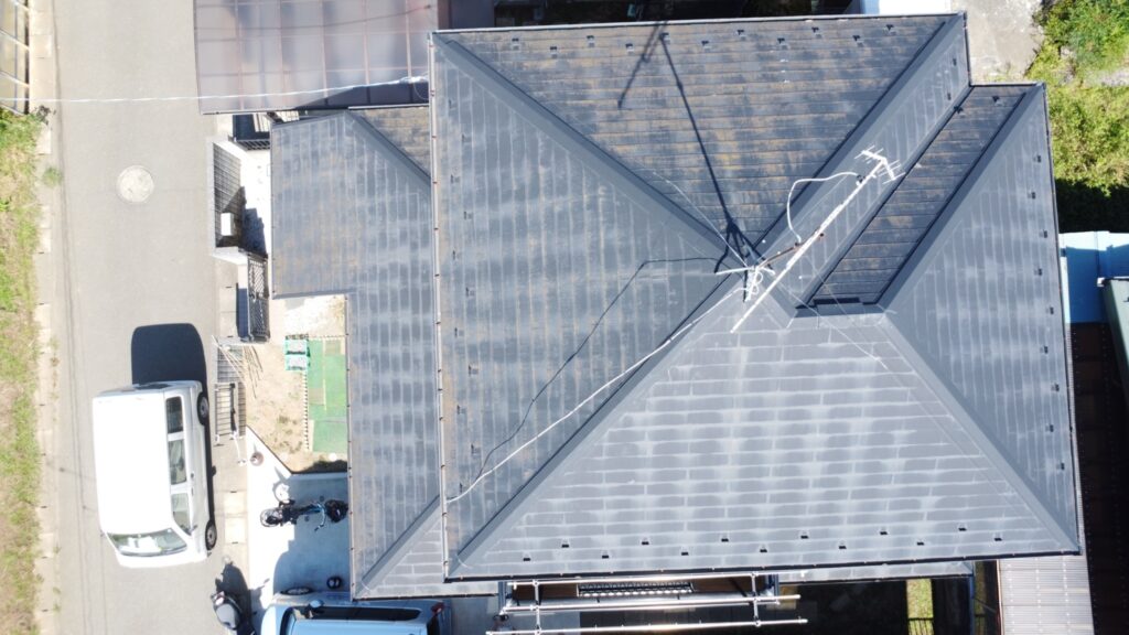 ドローンで屋根全体を確認。北面はコケ汚れ、その他の面は色褪せが目立ち、塗膜の防水性低下が進んでいる状態でした。