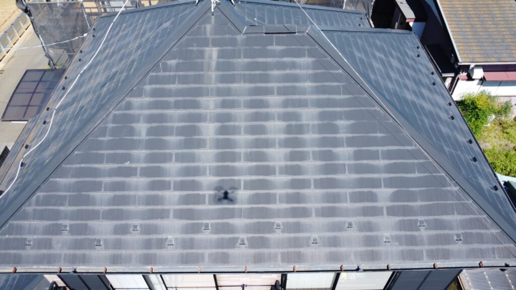 紫外線の影響で屋根材の色褪せが進行。撥水性が落ちて雨水を吸いやすくなるため、反りや割れのリスクを見据えて塗装で保護します。