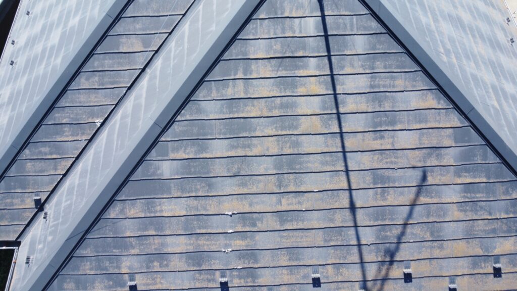 北面を中心にコケが付着していました。湿気をため込みやすく下地への負担にもつながるため、塗装前にしっかり洗浄・下地処理を行います。