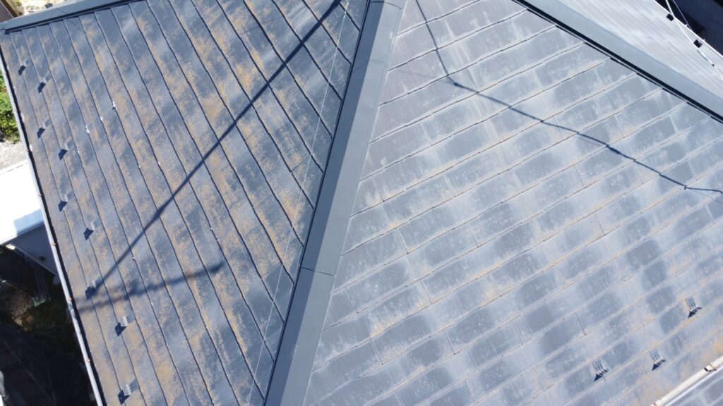 塗装の密着を左右する下地の汚れを確認。施工前に高圧洗浄で表面の汚れや付着物を削り落とし、塗料が乗る状態を整えます。