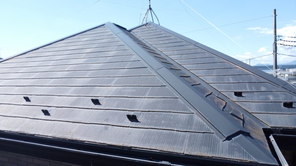 板金部で固定ビスの抜け・欠けが数カ所見られました。再ビス打ちで確実に固定し、必要に応じてシーリング等で緩みを抑えます。