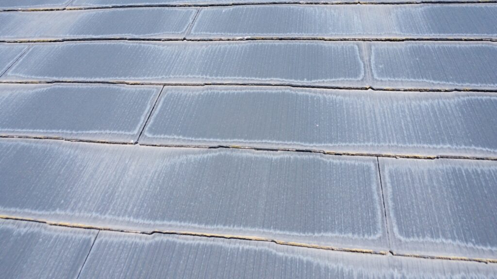 前回塗装時にタスペーサーが挿入されている屋根でした。今回は不足・抜けている箇所を中心に補い、通気と雨水排出を確保します。