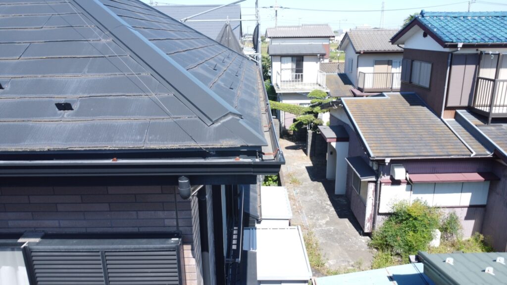 雨樋は全体的に歪みや詰まりは見当たりませんでした。塗装前の点検で排水経路を確認し、雨水がスムーズに流れる状態を保ちます。