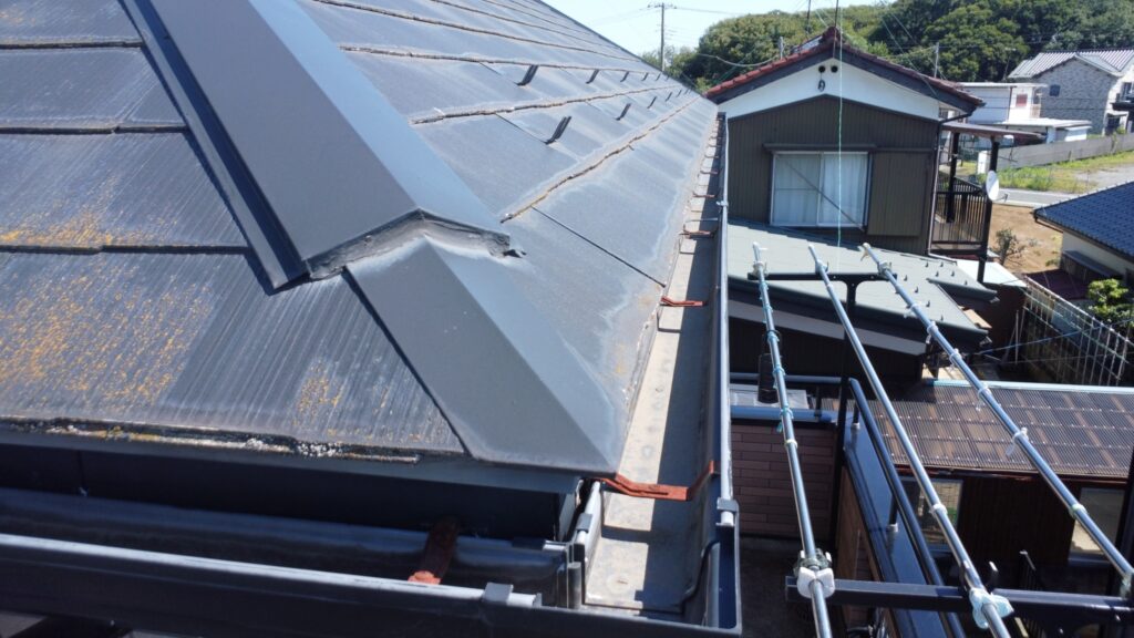 屋根洗浄時は汚れが雨樋へ流れ込み詰まりの原因になることも。洗浄の際に雨樋の内側もあわせてきれいにし、トラブルを予防します。