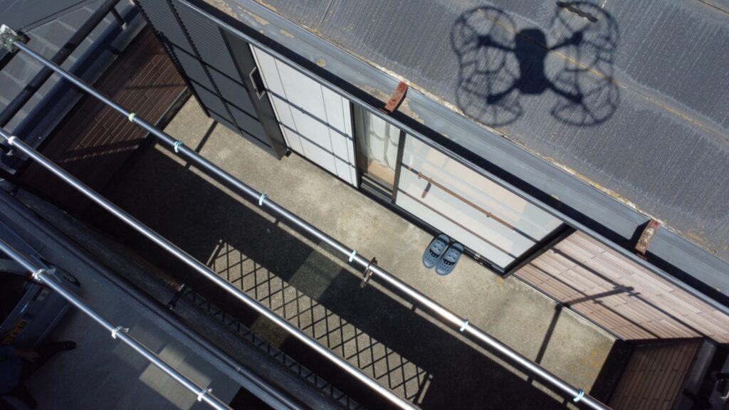 ベランダ床はコンクリート仕上げのため、雨漏りや大きなひび割れがなければ基本的に問題ありません。今回は状態確認の上で進めます。