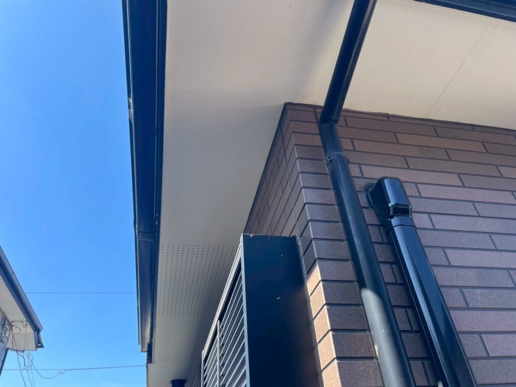 軒天はケイカル材で、湿気の影響でカビが出やすい部位です。下地を整えたうえで、防カビ性能のある塗料で清潔感を保ちます。