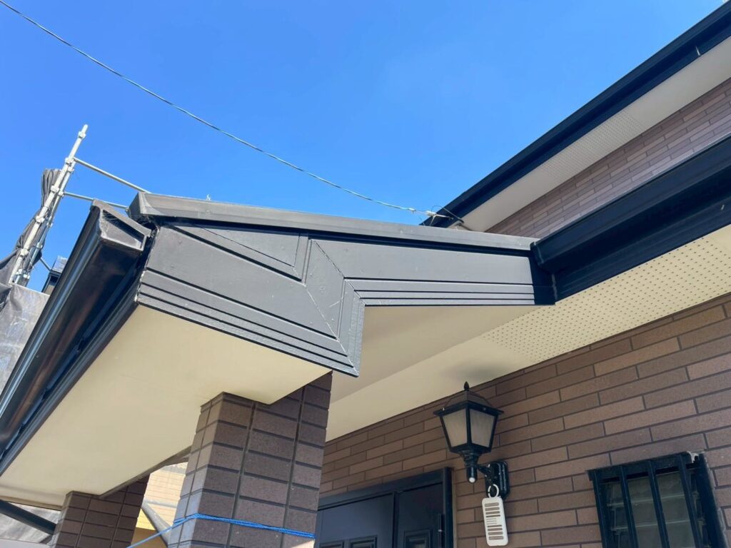 破風は紫外線を受けやすく、塗膜が劣化しやすい箇所です。ケレン等の下地処理後、上塗り2回で耐候性と美観を整えます。雨樋は色褪せや細かな汚れが出やすい部材です。下地処理を行い、上塗り2回でムラを抑え、すっきりした印象に仕上げます。