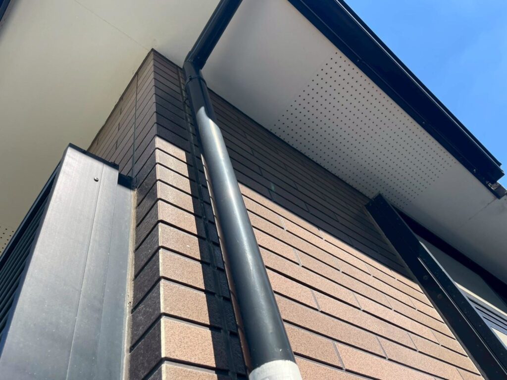 雨樋は色褪せや細かな汚れが出やすい部材です。下地処理を行い、上塗り2回でムラを抑え、すっきりした印象に仕上げます。