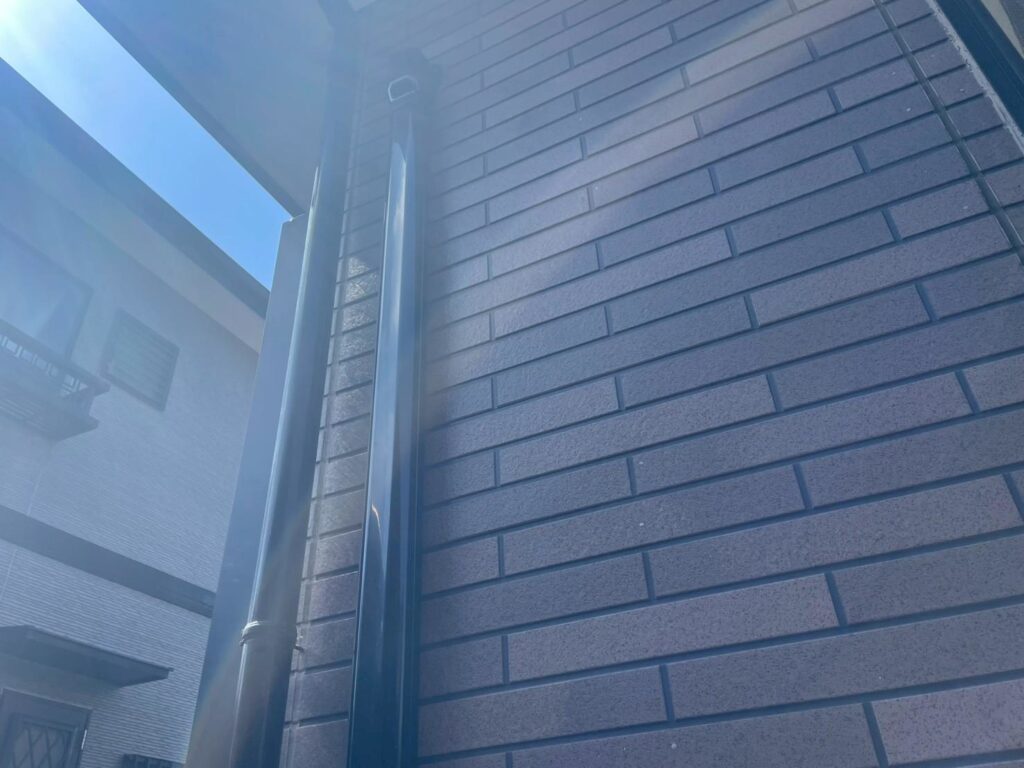 エアコンカバー（配管カバー）まわりの写真です。カバー裏まで外壁をしっかり塗装するため、一度取り外して施工を行い、復旧時はカバーも塗装してきれいに戻します。