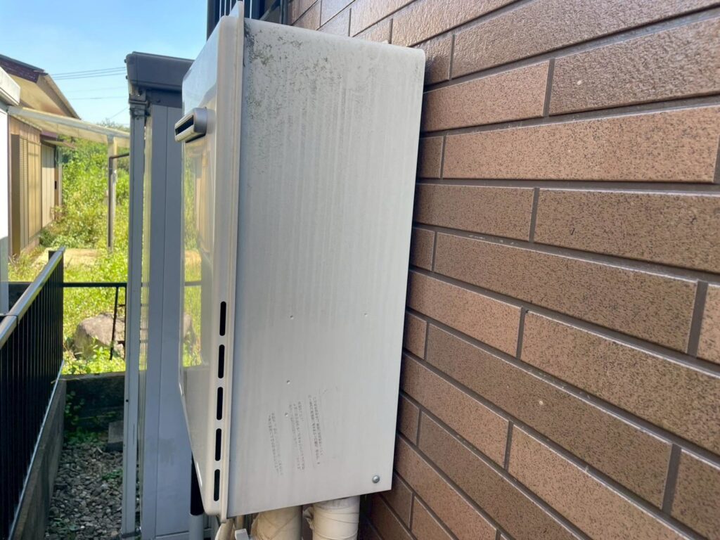 給湯器は取り外しができないため、裏面は塗装可能な範囲で丁寧に作業します。周辺は養生を徹底し、機器を保護しながら進めます。