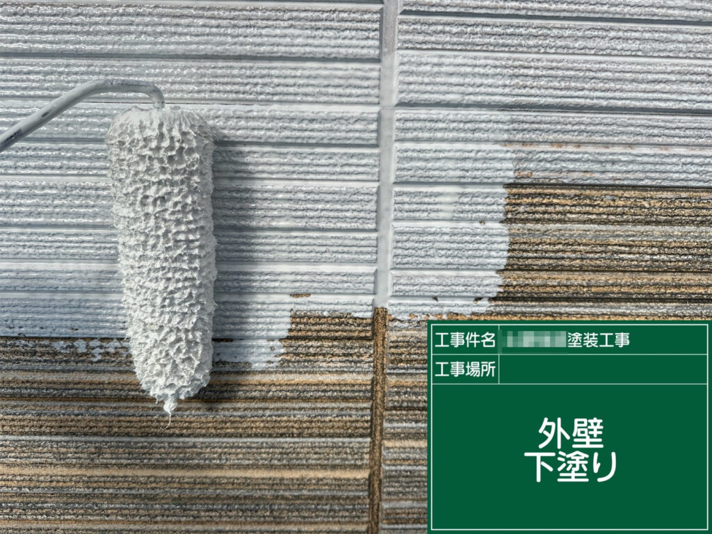 外壁の下塗りを行い、下地と上塗り塗料の密着を高めます。吸い込みムラを抑え、仕上がりの均一性と耐久性を向上させます。