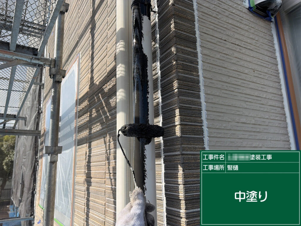 竪樋の中塗りを行いました。均一な厚みになるよう、全体を丁寧に塗布しています。