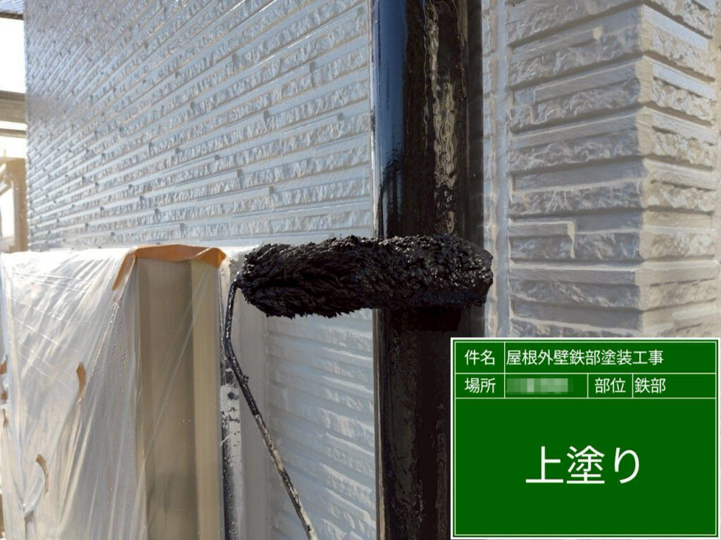 竪樋の上塗りを行いました。色ムラを整え、耐候性を高めて仕上げました。