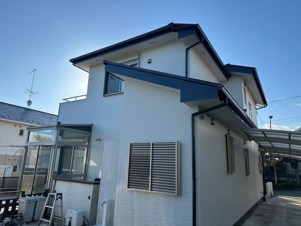 裏面側の施工後写真です。白系（パールグレー）の面はムラなく均一に仕上がり、ライン・取り合い部もすっきり納まりました。