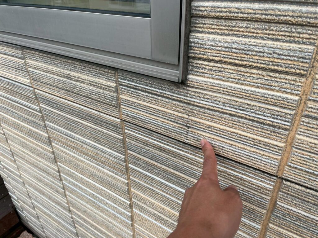 サイディング目地付近にひび割れが確認できました。雨水の侵入リスクを抑えるため、シーリングで適切に処理します。