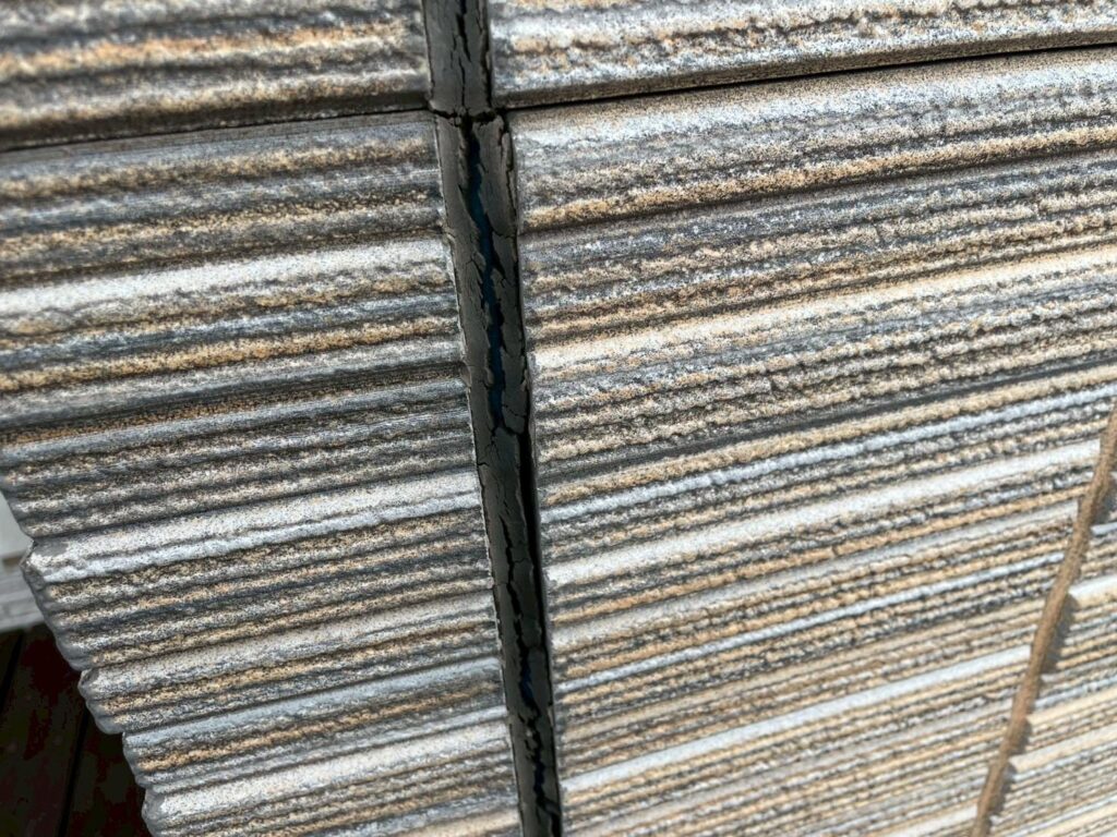 外壁材に浮きが見られる箇所です。ねじ打ちでしっかり固定し、胴縁の位置を狙って確実に締結していきます。