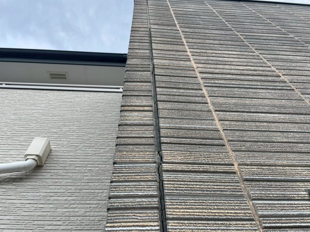 縦目地のシーリングが劣化し、ひび割れ・痩せが進行しています。既存撤去のうえ、打ち替えで防水性を回復します。