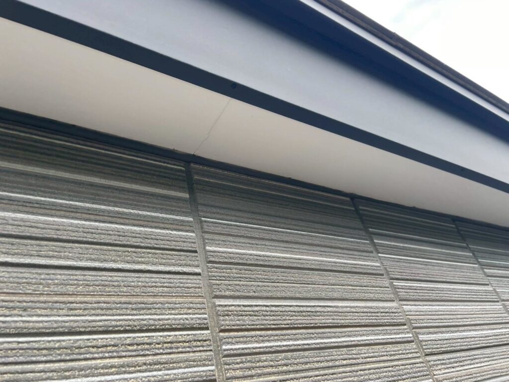 軒天との取り合い部のシーリング状況です。撤去が難しい箇所は増し打ちで厚みを確保し、隙間をしっかり塞ぎます。