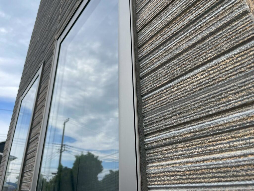 サッシ廻りのシーリングが硬化し、細かな亀裂が確認できました。増し打ちで密閉性を高め、雨仕舞いを強化します。