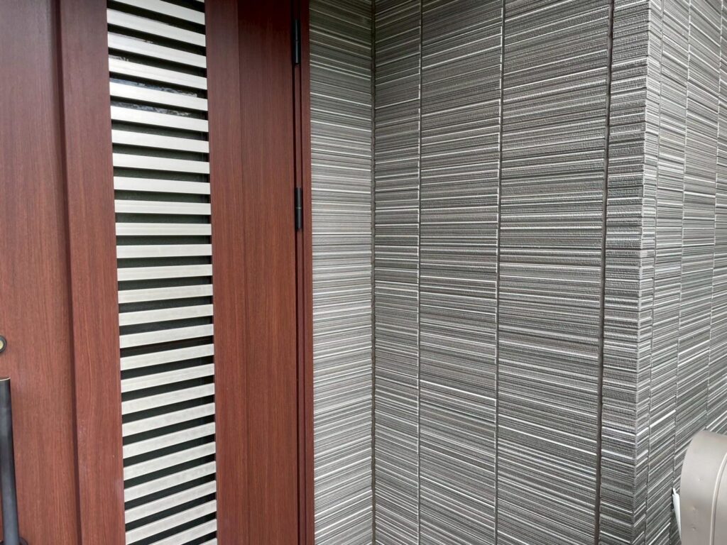 入隅部は撤去しきれないため、既存の上から増し打ちで対応します。厚みを付けて追従性と防水性を確保します。