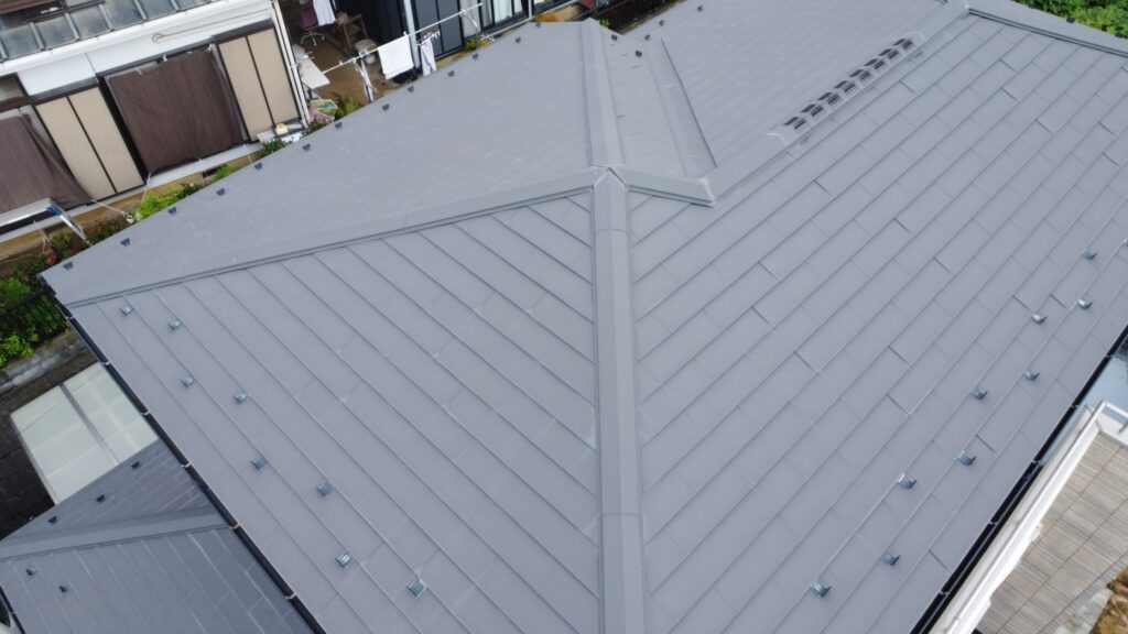 塗装は、下地処理 → 錆止め → 上塗り2回の順で施工します。塗膜の密着性と耐久性を確保するため、工程を省略せずに仕上げます。