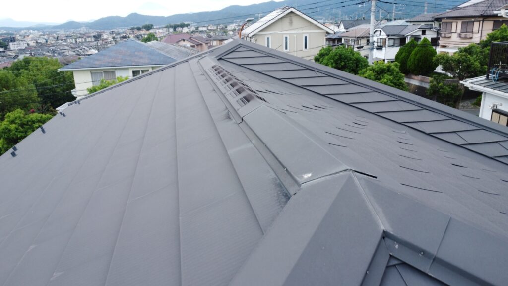 板金自体に大きな劣化は見られませんでしたが、固定している**ビスの浮き（抜け）**が数カ所確認できました。放置するとバタつき・雨水侵入の原因になるため、補修を行います。