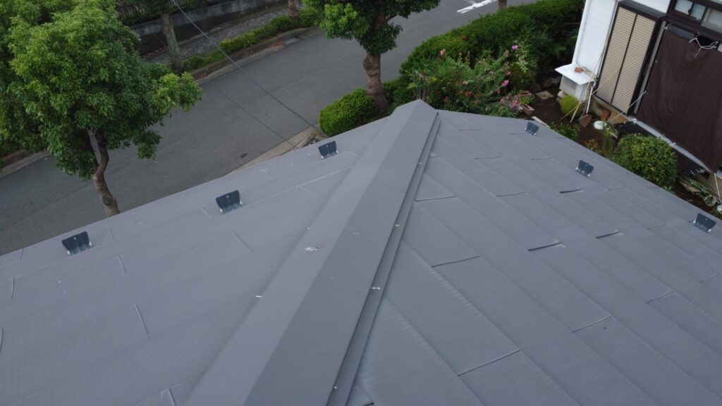 浮き・抜けがあるビスは再度打ち込みます。打ち込みが効かない箇所は位置を変えてビスを打ち、さらにビス頭をシーリングで固定して抜けを防止します。