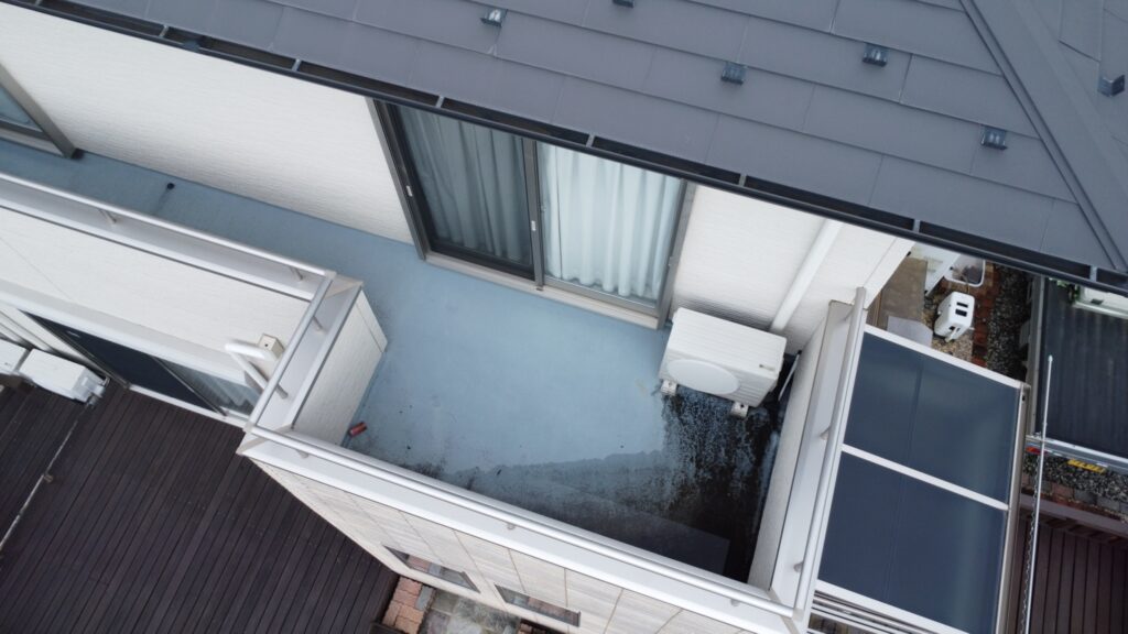 ベランダ床はFRP防水（ガラス繊維マットを用いた防水）仕様でした。現状は色褪せが見られるため、下地が露出して劣化が進む前に、トップコート施工だけでも早めに実施することをおすすめします。