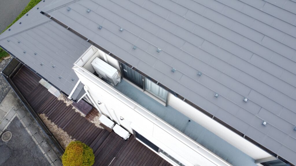 防水施工の際は、室外機などの障害物を吊り上げ・移動して作業するため、床面をムラなく施工できます。結果としてベランダ床全体をしっかり塗装（トップコート）させていただきます。