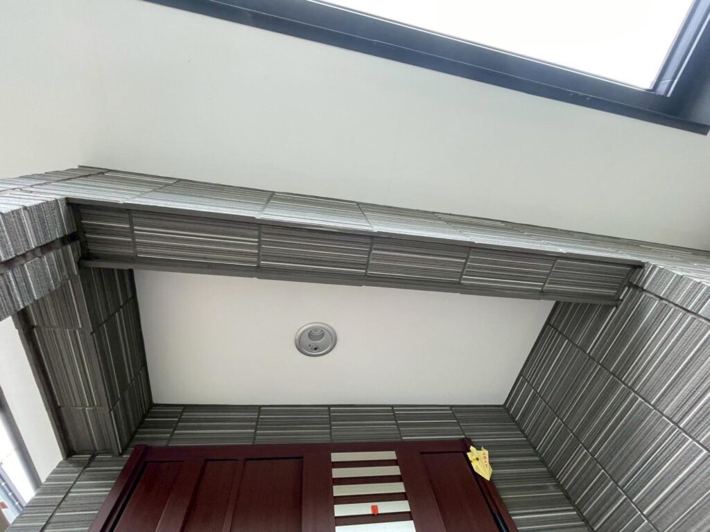 軒天はケイカル板（ケイ酸カルシウム板）で、湿気の影響を受けやすくカビが出やすい素材です。<br />
そのため、通常塗料ではなく専用の防カビ塗料を使用して塗装し、再発を抑える仕様で施工します。