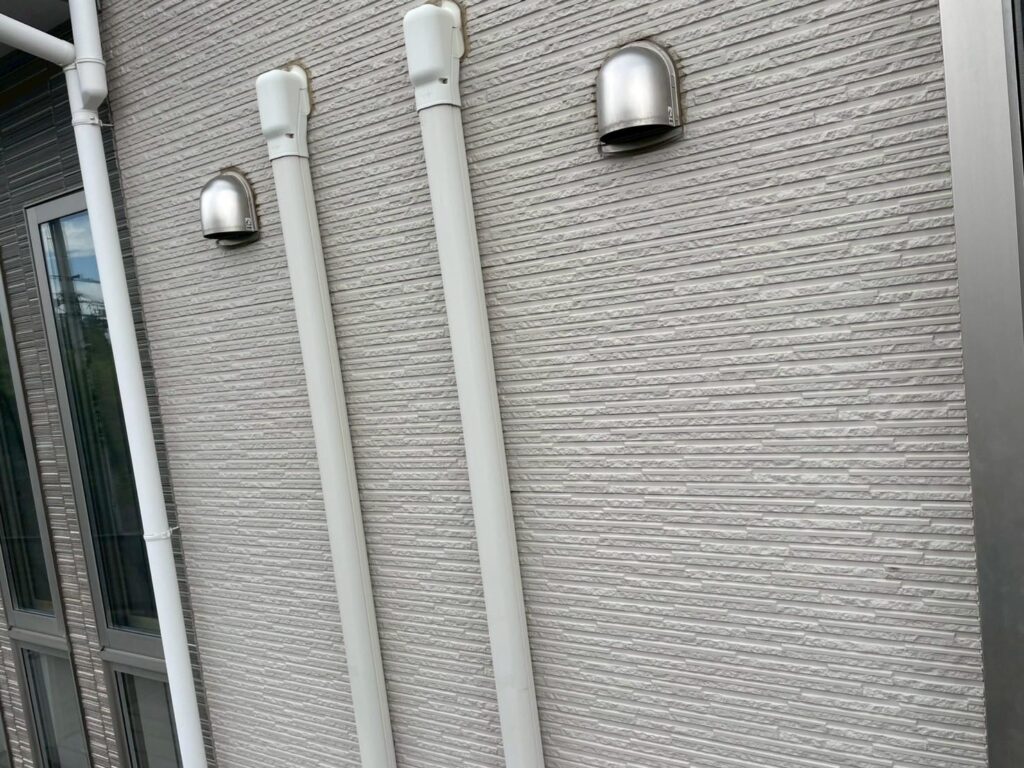 外壁塗装時はスリムダクトを一度取り外し、裏側の外壁までしっかり塗装します。<br />
再取付時に、カバー自体も塗装して見た目を整えます。