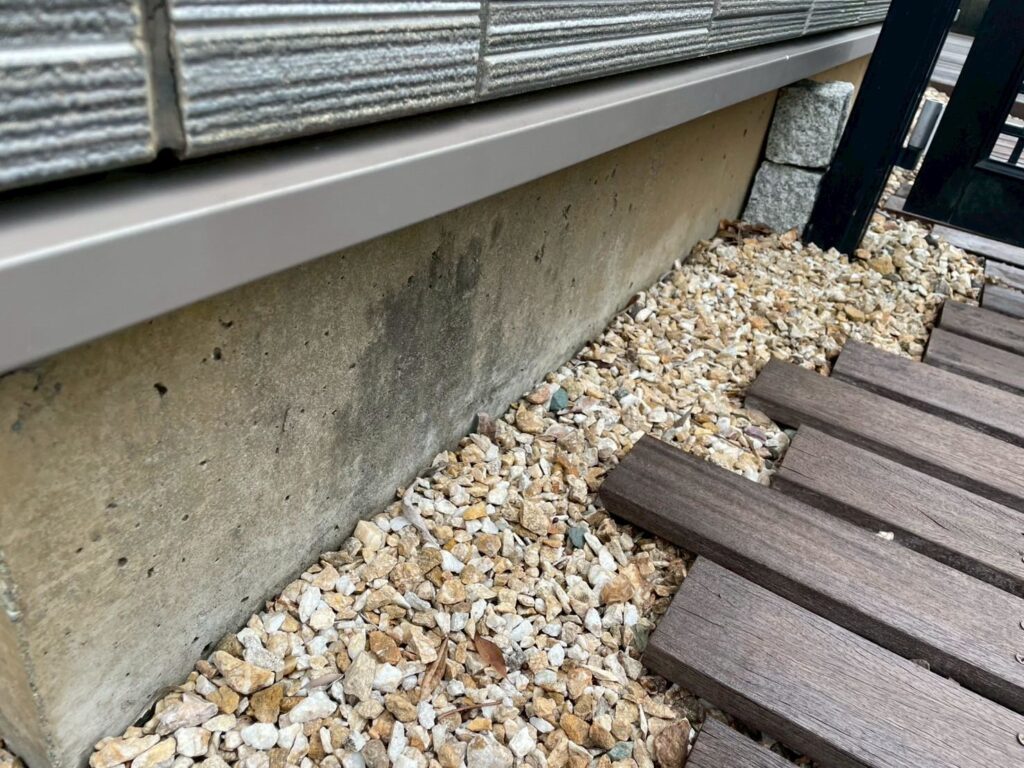 基礎はモルタルで化粧板を造作し、左官にて塗布仕上げを行います。<br />
基礎の見栄えを整えつつ、保護にもつながります。